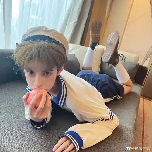 曾因为三人行视频而出名的糖果君哈(小见见正经人,可没这资源嗷),在