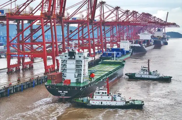 10月13日宁波舟山港金塘港区大浦口集装箱码头永顺集装箱轮缓缓靠泊1