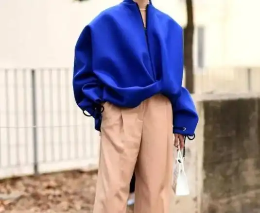 克莱因蓝色的裤子配什么衣服