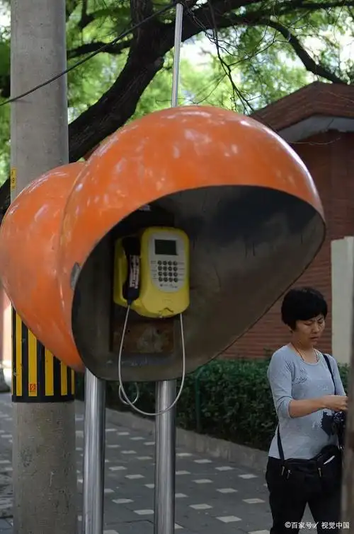 人手一部手机的时代,你认为还需要公用电话亭吗?