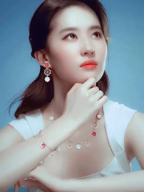 刘亦菲中国黄金代言人纯调神女的仰视