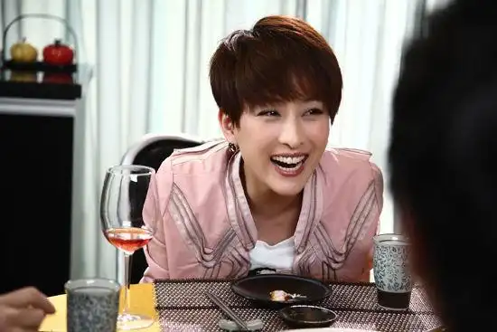 马苏饰演的可可开怀大笑