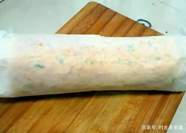 轻轻的将面包卷起来,放置10分钟定型.