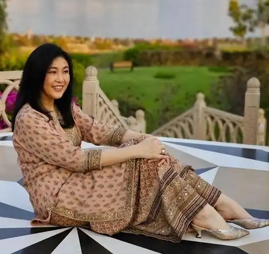 英拉在印度旅游,穿纱丽真漂亮,一把抱住哥哥他信撒娇好娇俏|西那瓦|英