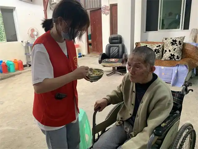 夕阳普照温暖人心淬炼商学院关爱孤寡老人活动