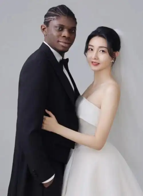 女子和黑人丈夫秀恩爱引发网友质疑女子他伦敦10套房