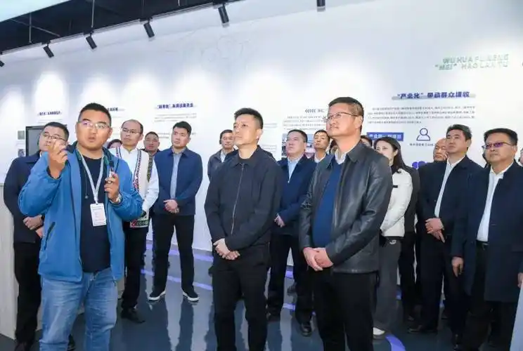 永仁县委书记吴亚峰,县委副书记蒋先常参加相关活动.