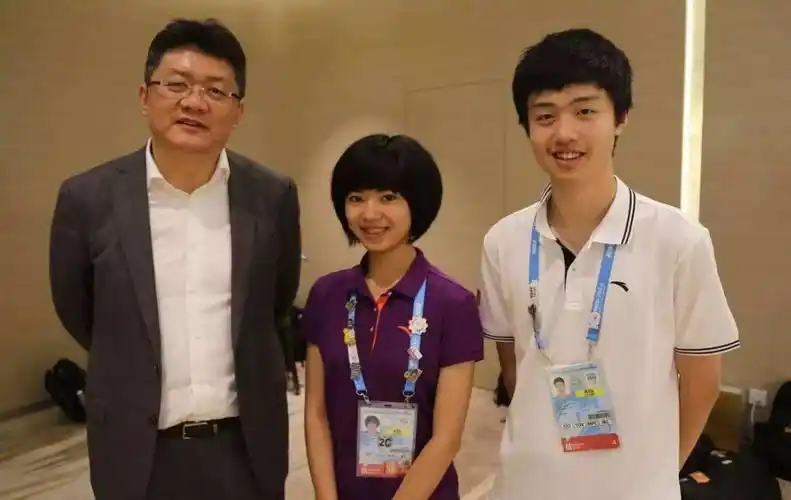 央视主持人张斌,隐瞒了13年的高颜值娇妻,原来是我们熟悉的她!