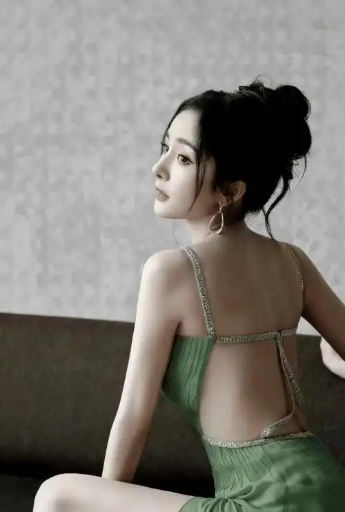 杨幂珍藏写真,独特姿态勾勒曼妙身材,美艳动人惹人遐思|最新美照_网易