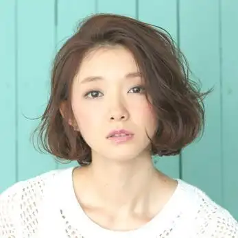 脸稍圆的女生,选择的也是这一种极好看的烫发波波头发型,头发是干练