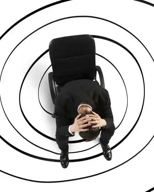 商人双膝跪在一支红色向上的箭头上喝彩