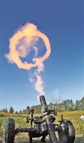 mo-120rt型120毫米迫击炮炮弹出膛瞬间