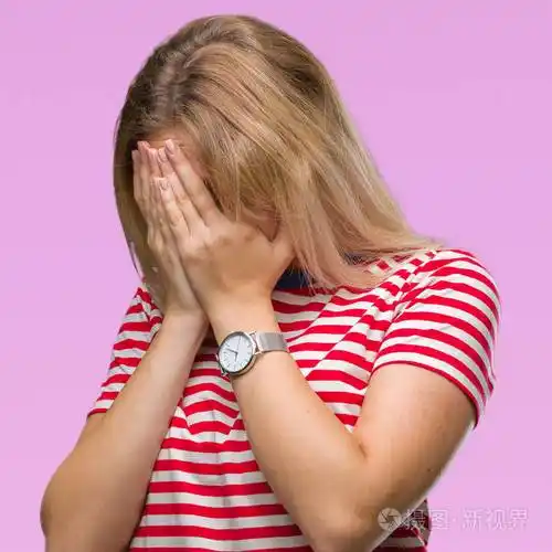 年轻的高加索女人在孤立的背景上悲伤的表情覆盖着脸用手哭泣抑郁的