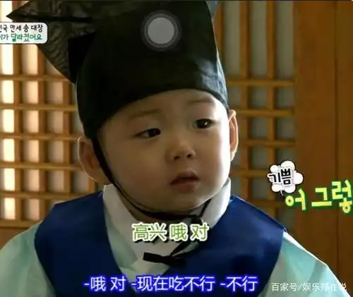 宋家三胞胎9岁了,宋民国对镜头比爱心,笑起来模样秒回小时候