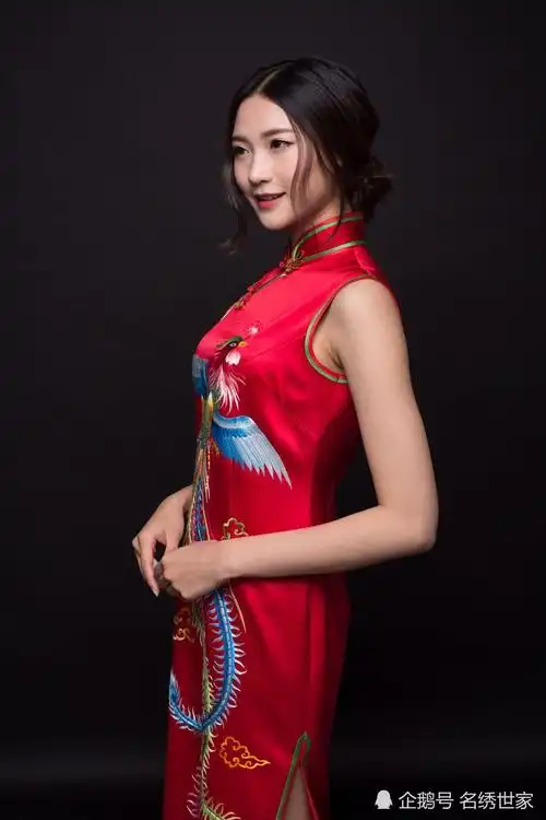 旗袍的京派犹如名门闺秀,海派犹如摩登女郎,各有千秋