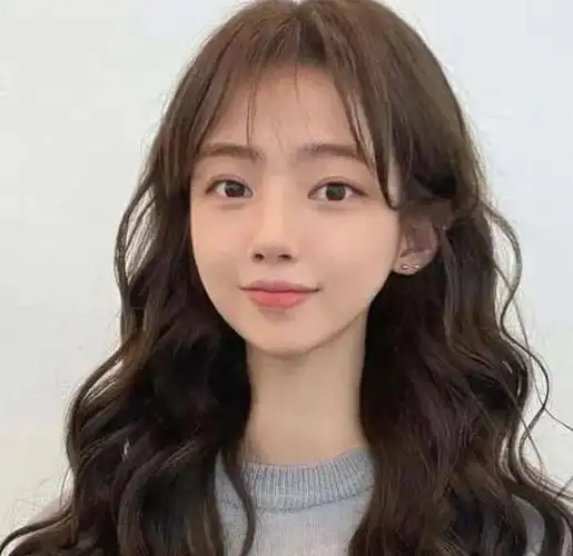 空气刘海配韩式大卷,更是大写的好看,保持刘海两边的头发稍微长一点更