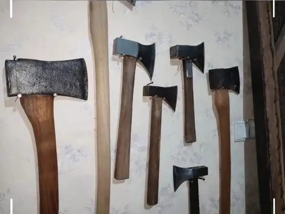 一部分斧子挂上墙