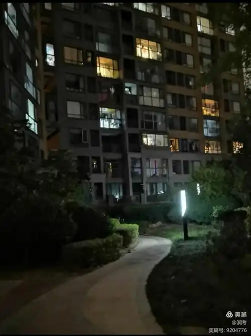 《小区夜色》· 华为m10拍摄