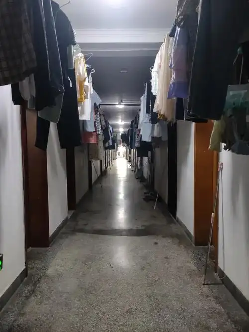 学生宿舍走廊就像衣服大卖场🤪