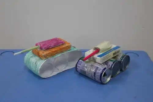 蚌埠八中小学部举行"变废为宝·创意无限"主题环保手工制作活动