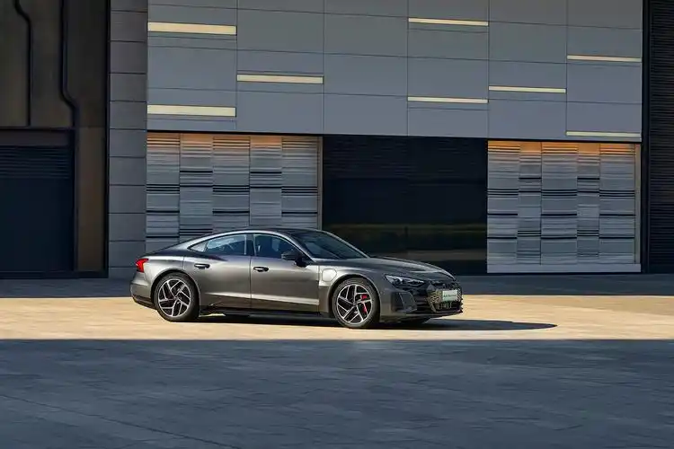 奥迪rs e-tron gt的车身尺寸是长4989mm,宽1964mm,高1393mm,轴距为