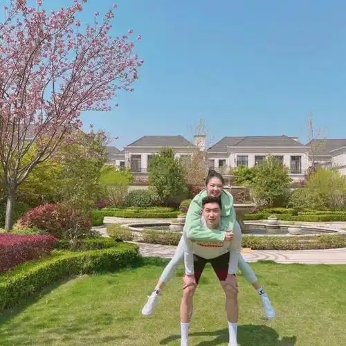 照片里除了有张常宁和他的cba富二代老公吴冠希之外,还邀请了66岁的