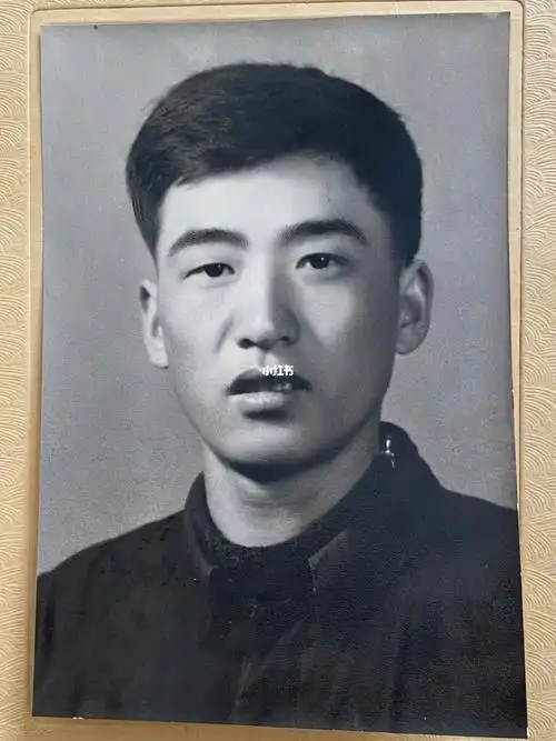 岁月如梭啊,在奶奶爷爷家看老照片,找到了爷爷年轻时候的照片,帅气的