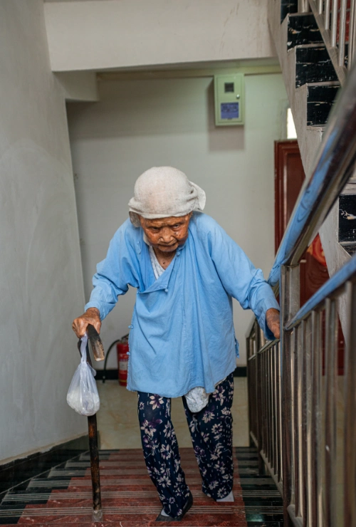 百岁老人|李廷秀:102岁老人,独自上下楼梯
