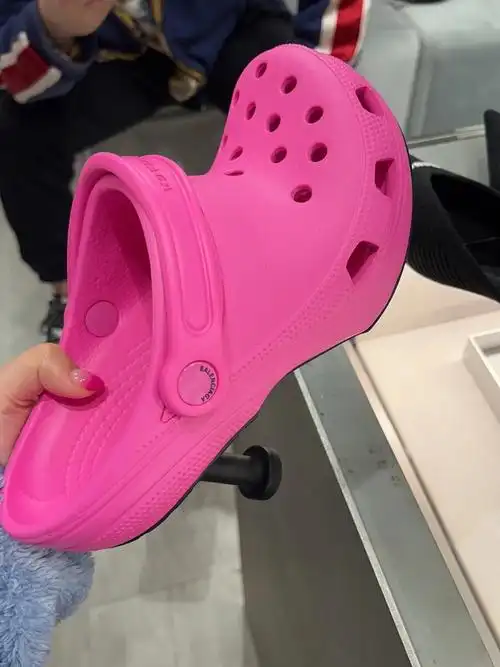 巴黎世家洞洞鞋好久没更新了