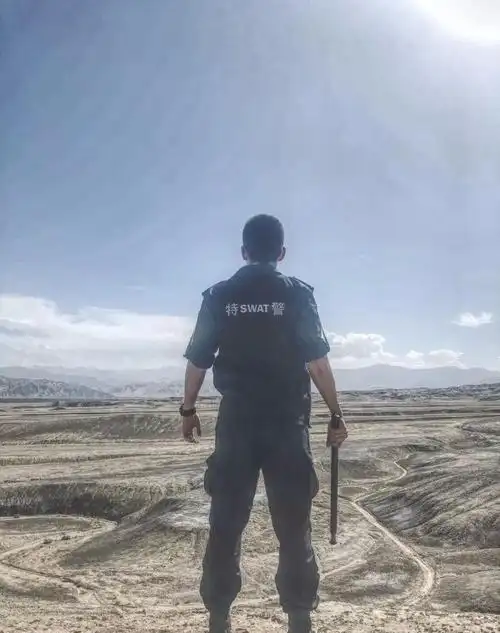 一枚帅气的肌肉特警小哥照片