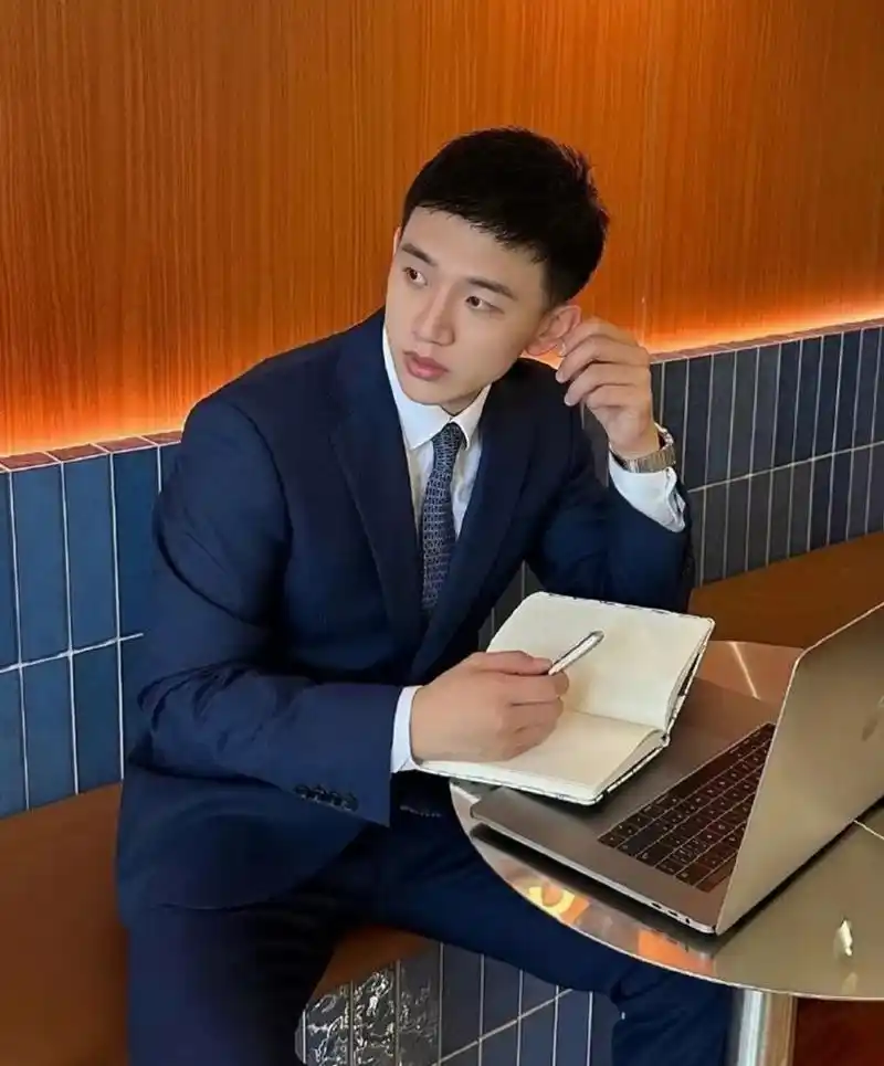 当肌肉男穿上西装打上领带,简直太帅了.