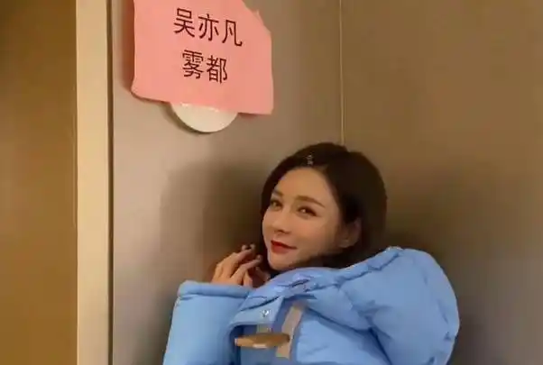 沈梦辰晒众星同框画面,杜海涛伸手搂吴昕不避嫌,王一博意外抢镜_时候