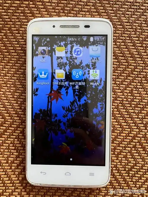 找到一部10年前的华为手机 昨天晚上在家找东西,突然找到高中使用的