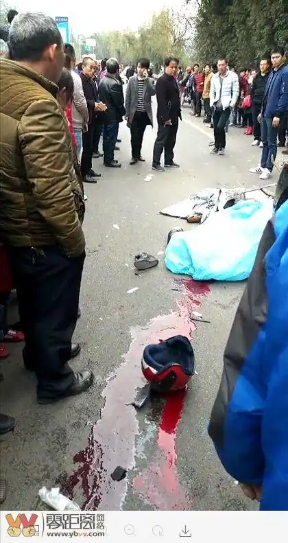 民警和交警已经赶到现场,车祸的原因以官方公布的为准!