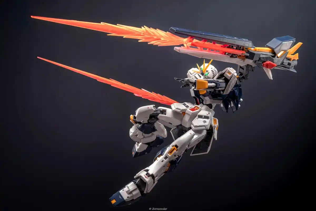 模型欣赏: rg牛高达和来自土王模型的rg牛高达长距离浮游炮组件及特效