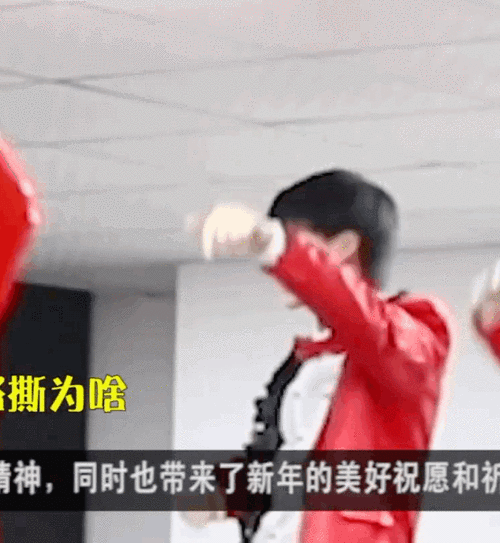 试图把天花板砸穿的张真源 现在大家都知道你有180 啦 你真的有好好在