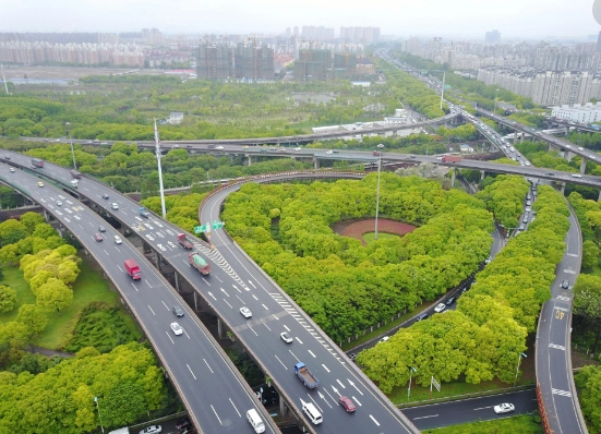 这就是莘庄立交桥,坐落在上海闵行区莘庄镇,有着"亚洲第一立交桥"之称