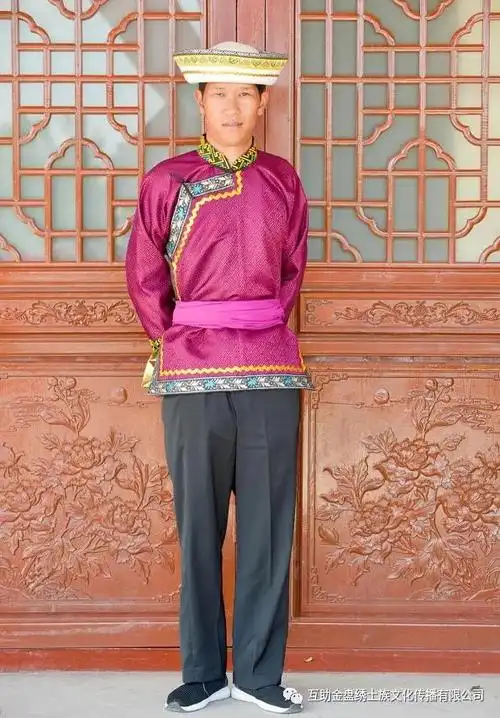 披在身上的彩虹——土族服饰