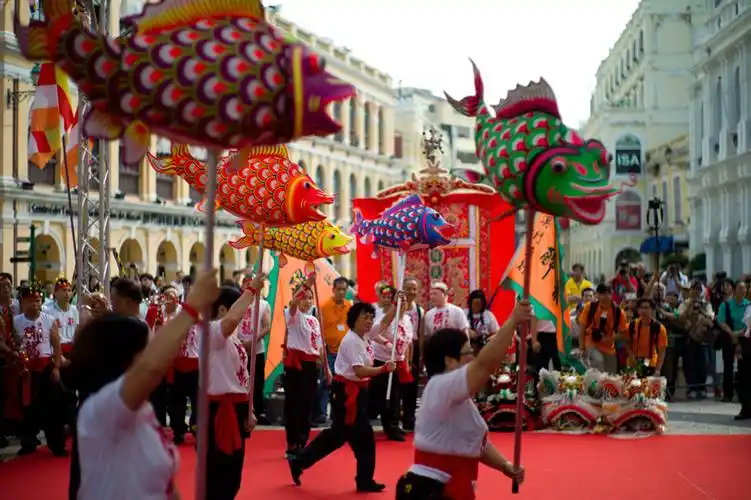 2015年5月25日,澳门鲜鱼行总会的舞者在表演前休息.