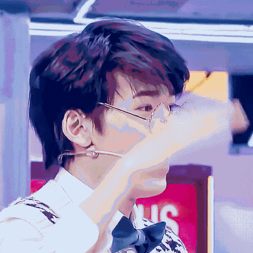 宋亚轩:回答问题前一定得先举手@时代少年团-宋亚轩#时代少年团趣味