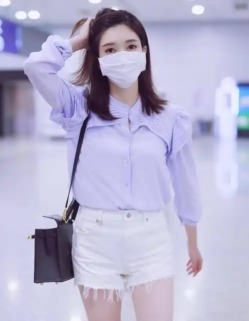 飘雪花的牛仔短裤搭配蝴蝶衬衣江疏影大秀少妇风姿