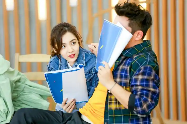 王晓晨郑恺共舞"爱的华尔兹" 有爱互动默契满分