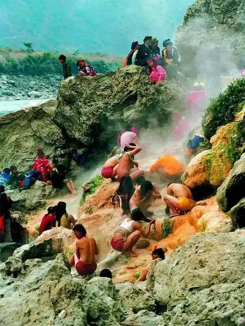 怒江人过年,男女共浴,令你脸红的傈僳族春浴