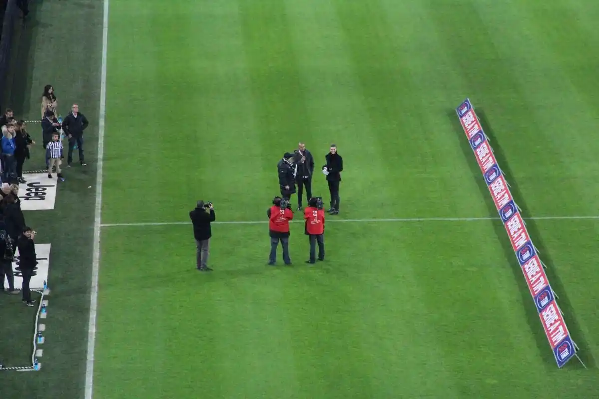 特雷泽盖手持自己的17号球衣