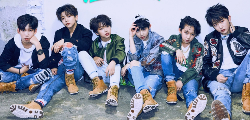 boystory成员腰部挂大铁锁,跳跃幅度太大误伤自己,表