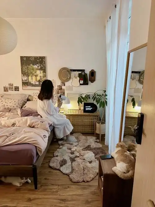 夜晚的房间25岁女生的卧室有点小温馨