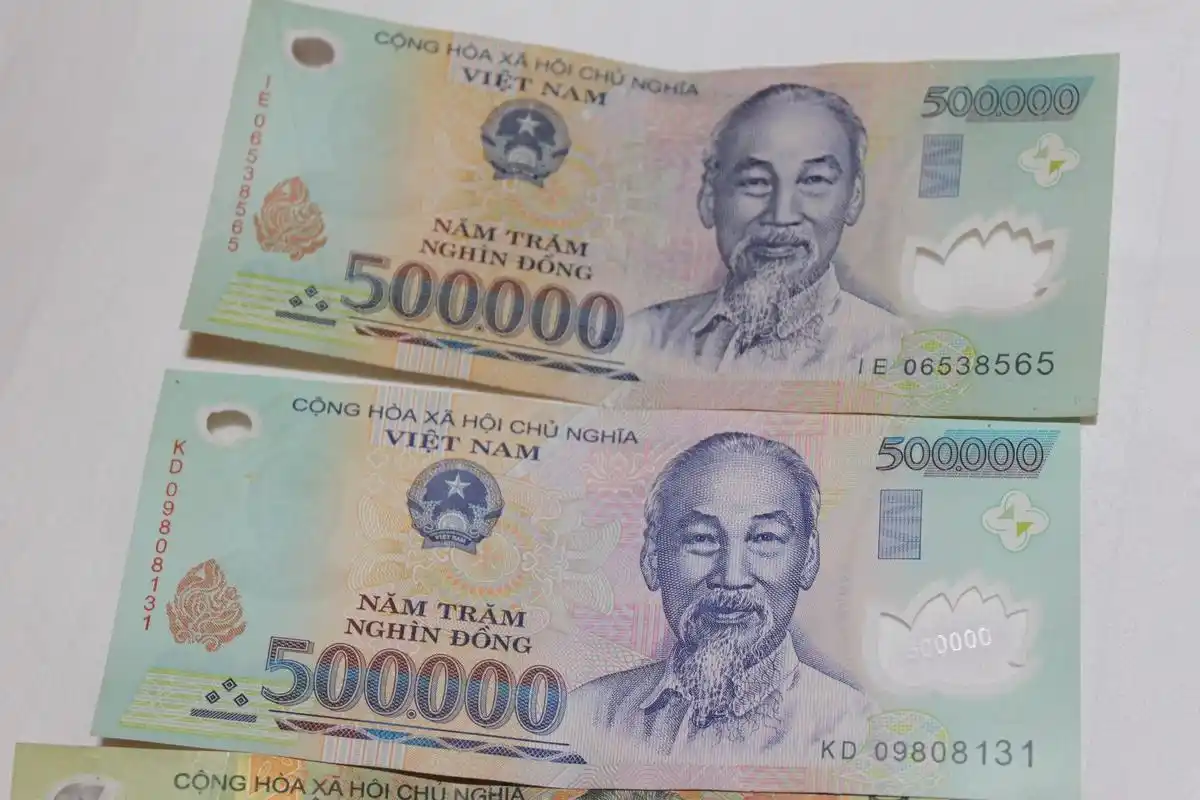 4个国家面值最大的纸币:这个国家50万抵不上两张100元的人民币!