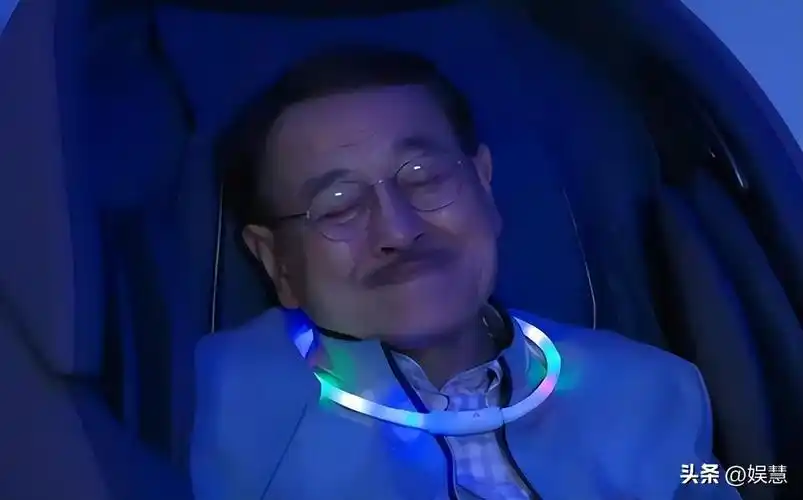 脑海里不自觉地就会浮现出他所扮演过的经典角色,比如《上海滩》中的