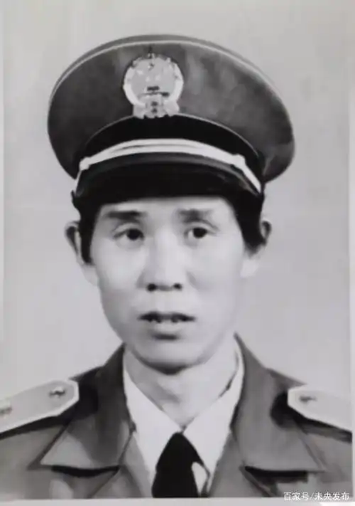 刚退伍(左)刚入检察院的(右)张福军