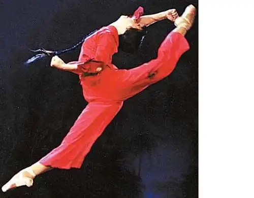 展开全部 "倒踢紫金冠"是女生训练与表演中常用的技巧动作.见图